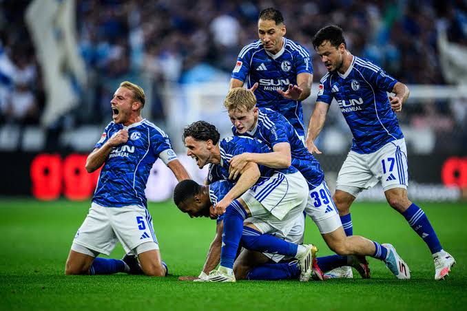 FC Schalke 04 vs FC Bayern Munich — Veltins-Arena, Gelsenkirchen